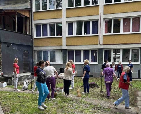 Sedmica društvene odgovornosti: U petak smo čistili okoliš Doma zdravlja